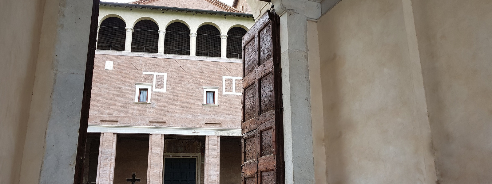 Portale d'ingresso al cortile della Basilica di san Saba sull'Aventino minore, Roma